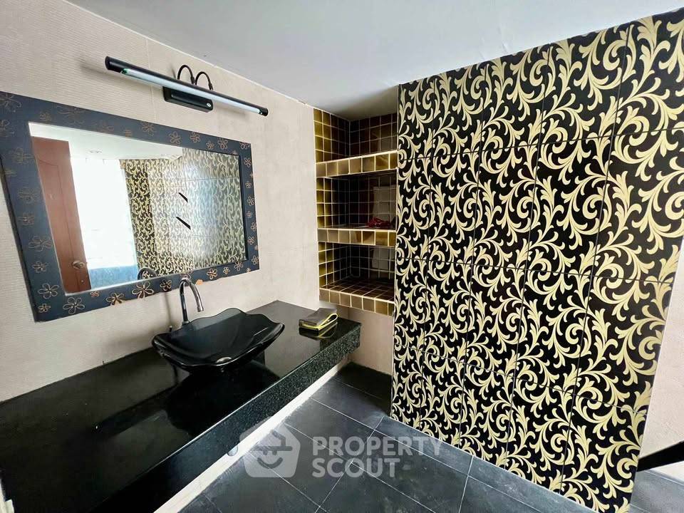 picture 305 Sqm 3-BR At Windsor Tower Condominium Near BTS Asoke (ID 3303128) - 9/16