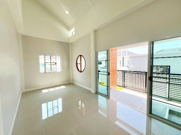 รูป ขาย บ้านสร้างใหม่สไตล์มูจิ มินิมอล  มีพื้นที่หน้าหน้าหน้าหน้าใช้สอยเยอะ บ้านหลังใหญ่ ห้องครัวกว้าง ห้องนอนกว้าง มีโซนแต่งตัวด้วย ห้องโถงกว้าง  - รูปที่ 2/7