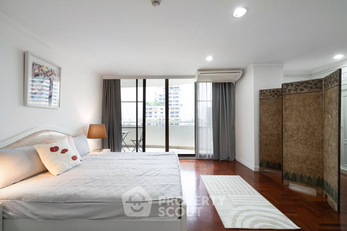 picture Spacious 2-BR 138 Sqm At Supalai Place Sukhumvit 39, BTS Phrom Phong (ID 995097) - 9/30
