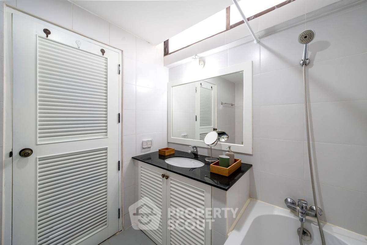 picture Spacious 2-BR 138 Sqm At Supalai Place Sukhumvit 39, BTS Phrom Phong (ID 995097) - 18/30