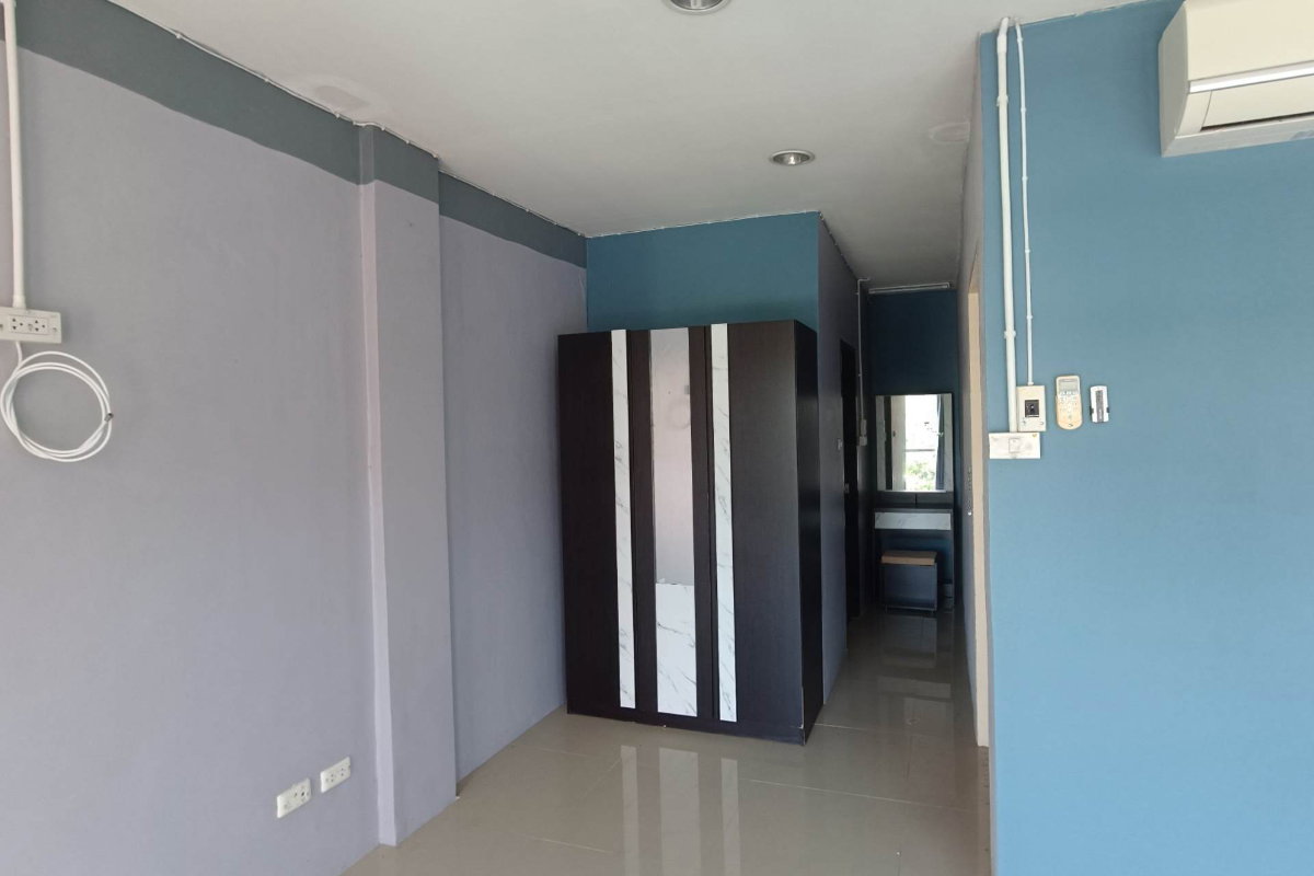 picture commercial building/townhome for sale on Phutthamonthon Sai 4; ready to move in, includes 4 air conditioners. - 13/13