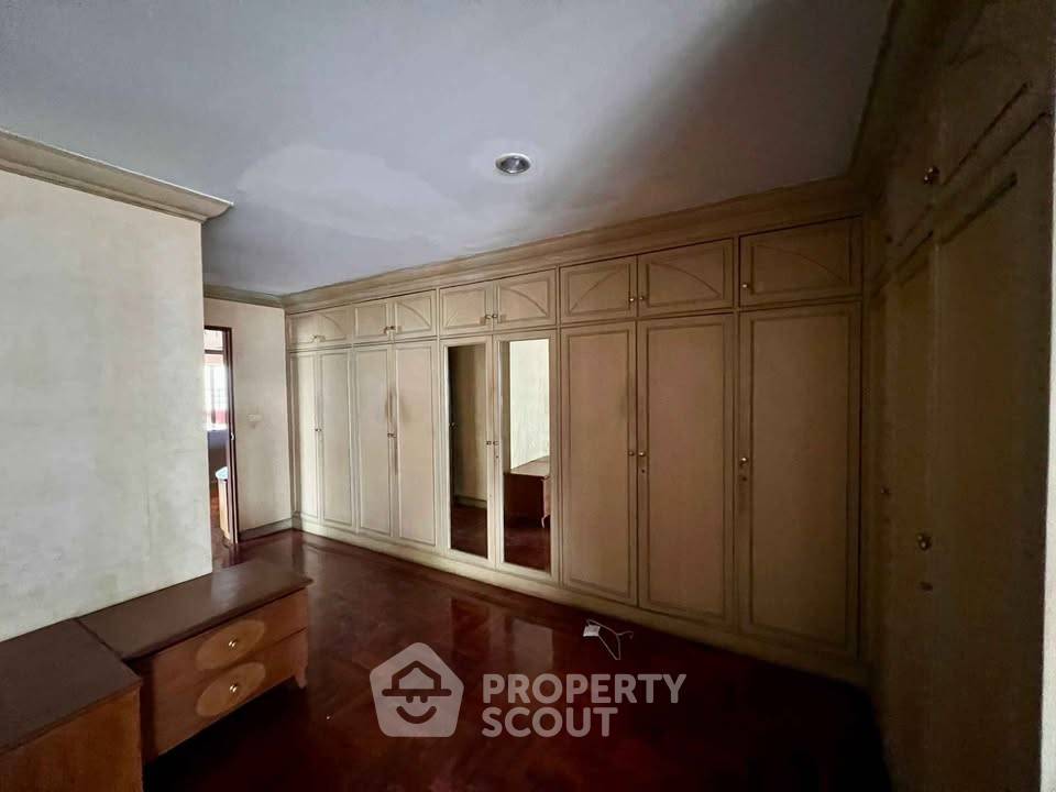 picture 305 Sqm 3-BR At Windsor Tower Condominium Near BTS Asoke (ID 3303128) - 5/16