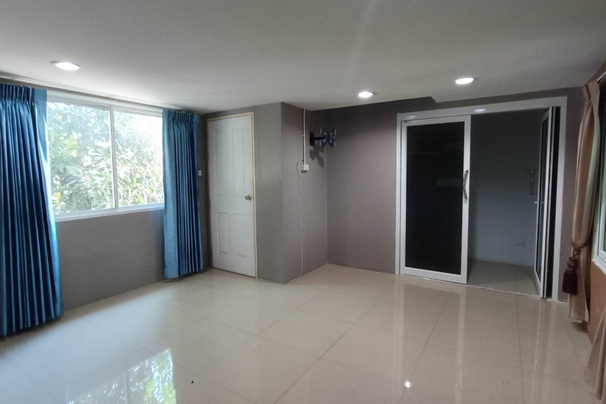 picture commercial building/townhome for sale on Phutthamonthon Sai 4; ready to move in, includes 4 air conditioners. - 6/13