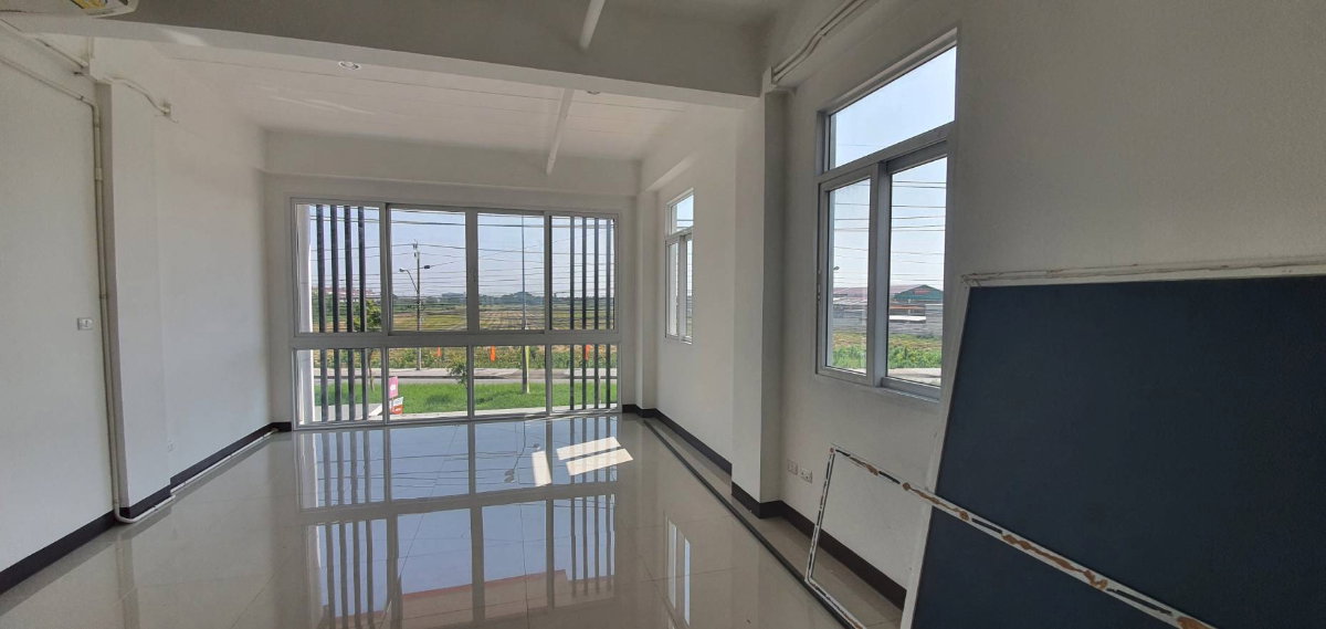 picture Commercial building for sale (1 unit, corner unit) located on Hathairat Road; 17 square wah, includes parking. - 7/18