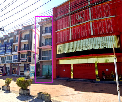Shophouses for sale Hathai Rat Road : Commercial building for sale (1 unit, corner unit) located on Hathairat Road; 17 square wah, includes parking.