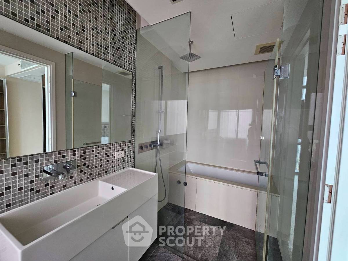 picture 28th-Floor 2-BR Condo At The Room Sukhumvit 21, MRT Sukhumvit (ID 3115624) - 8/13