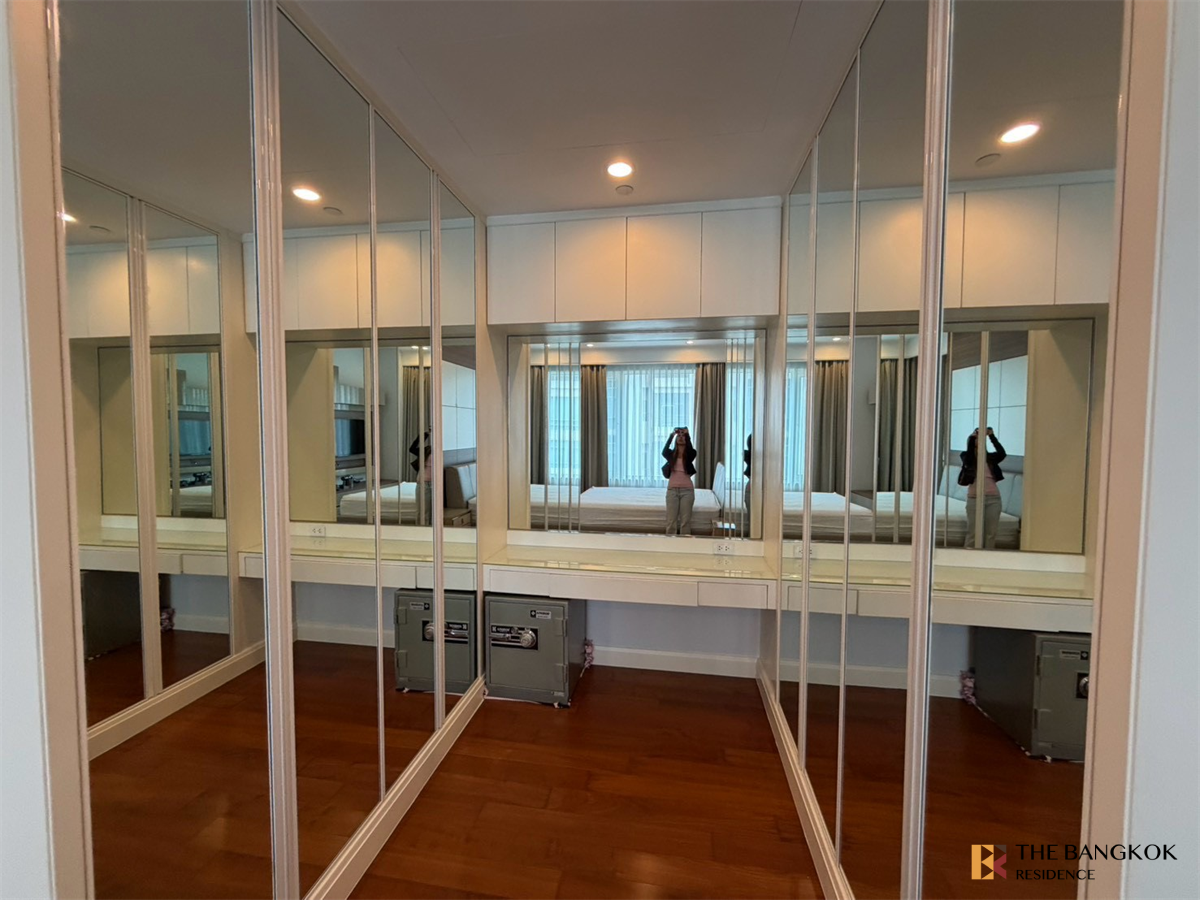 picture Q Langsuan near BTS Ratchadamri Luxury Unit, Ready for You Without the Wait - 5/10