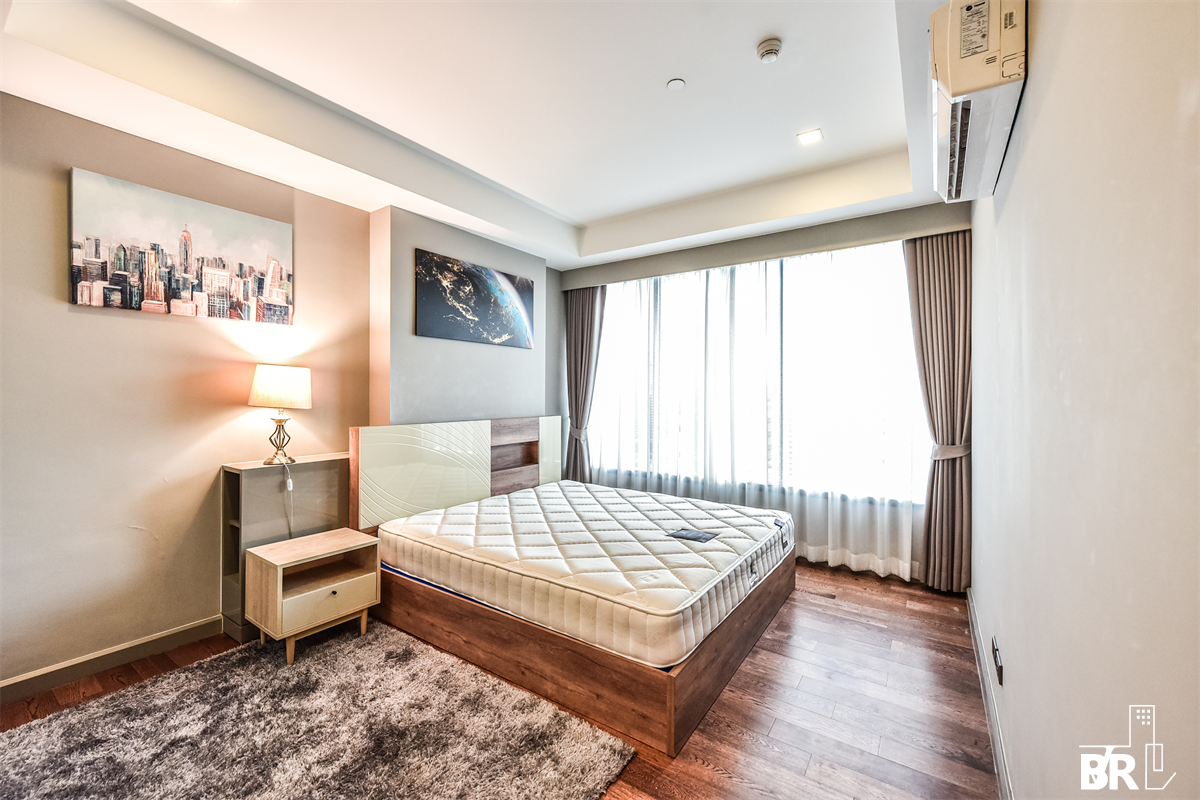 picture Special Unit, Great Value M Silom near BTS Chong Nonsi - 8/10
