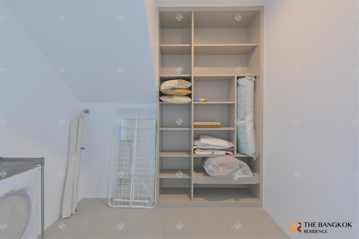 picture The Room Sukhumvit 21 Looking for an owner for this special unit - 7/10