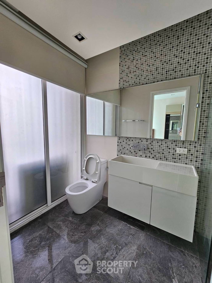 picture 28th-Floor 2-BR Condo At The Room Sukhumvit 21, MRT Sukhumvit (ID 3115624) - 9/13