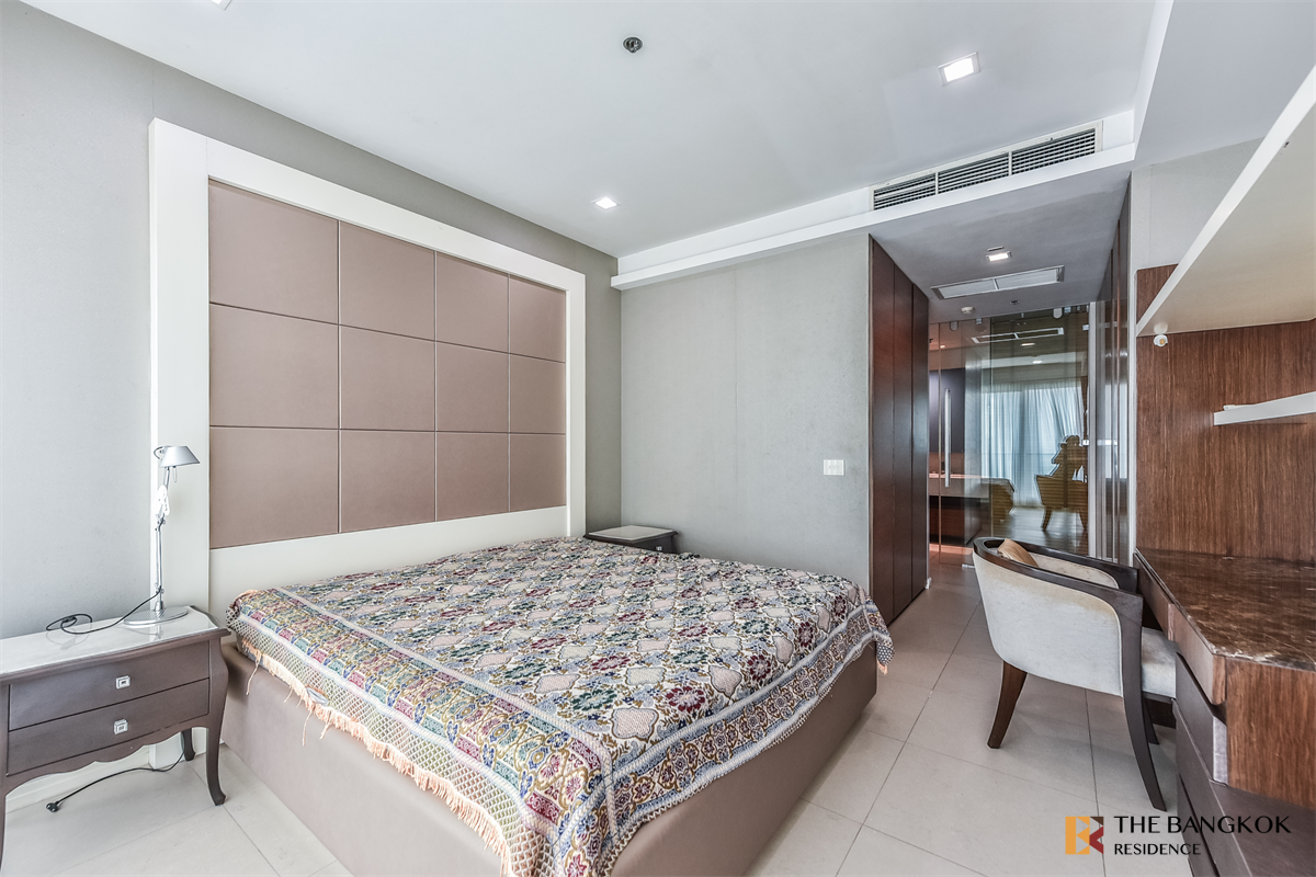 picture The River Ultimate Luxury Lifestyle with Convenience near BTS Saphan Taksin - 3/10