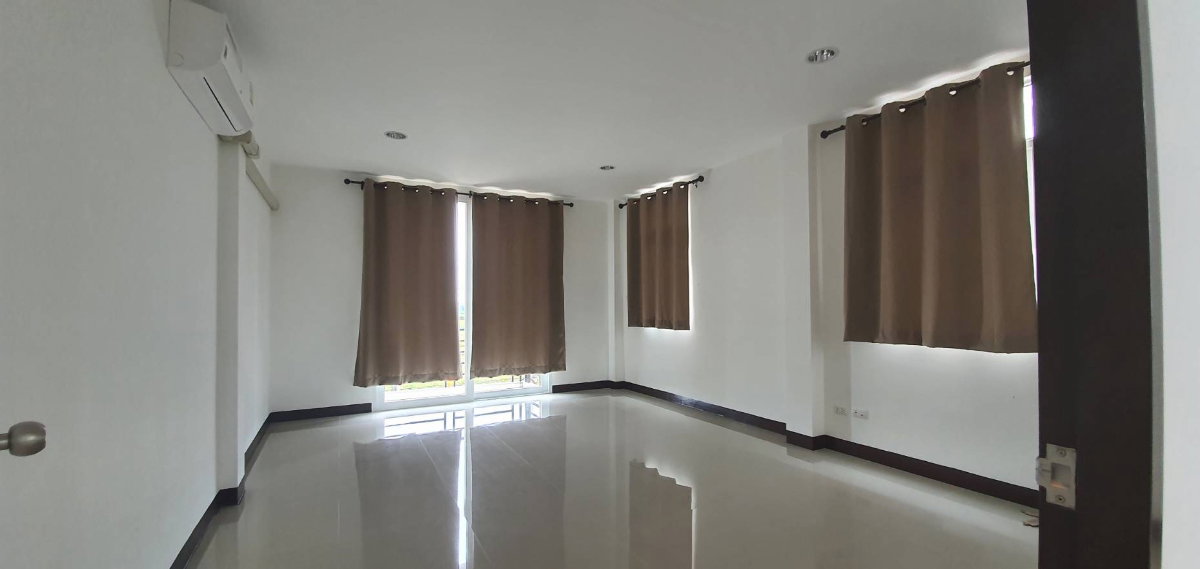 picture Commercial building for sale (1 unit, corner unit) located on Hathairat Road; 17 square wah, includes parking. - 9/18