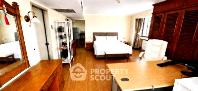 Condos for sale : 2-BR Condo at Omni Tower near BTS Nana (ID 3259321)