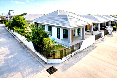 Houses for rent Nakhon Ratchasima : 			Suranaree Witthaya Sch The Mall Korat 3km. Single corner house 3beds 2baths Central Korat  BungThapChang Reservoir 1km.  72sq.wah 280sq.m.,          