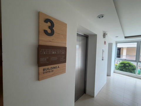 BG 4057   	 :    บ้านทิวลมชะอำ