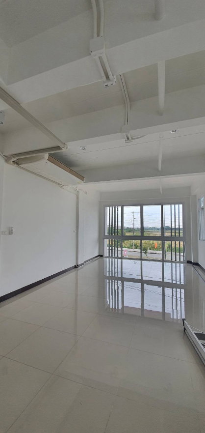 picture Commercial building for sale (1 unit, corner unit) located on Hathairat Road; 17 square wah, includes parking. - 5/18