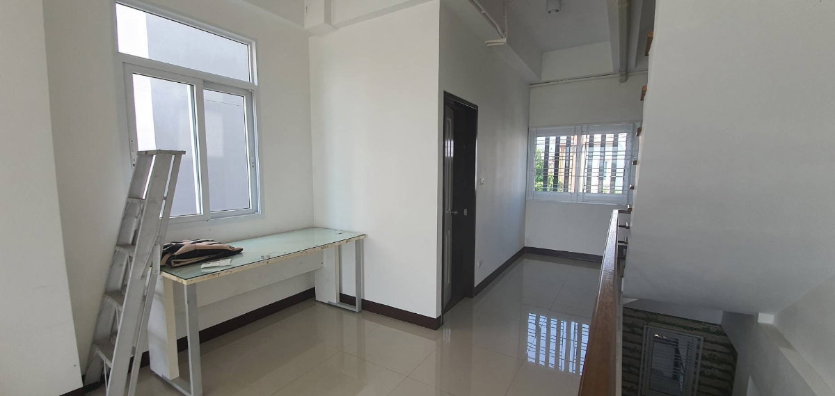 picture Commercial building for sale (1 unit, corner unit) located on Hathairat Road; 17 square wah, includes parking. - 6/18