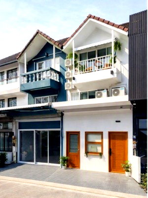 Shophouses for rent Chiang Mai : 			ChangPhueak Subdistrict  Santitham Roundabout 190m. this 3-story commercial building sits on the mai          