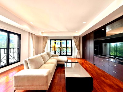 คอนโดให้เช่า : Tonson Court | Spacious 3 Bedroom Condo in Prime Area - BR15840CD