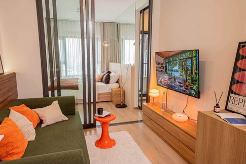 RS7698 For Rent: Life Asoke – Rama 4 – High-floor unit with an open city view and a glimpse of the Chao Phraya River; near MRT