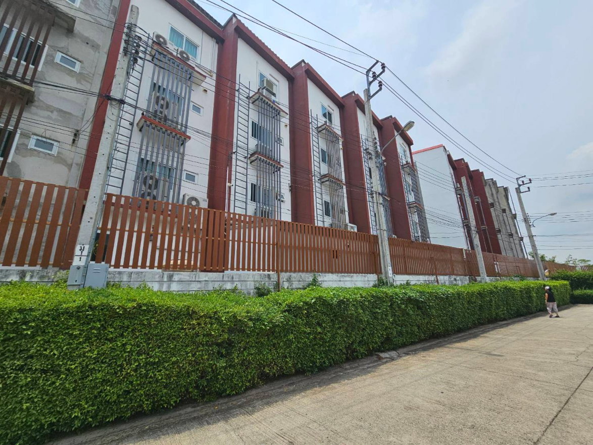 picture Commercial building for sale (1 unit, corner unit) located on Hathairat Road; 17 square wah, includes parking. - 18/18