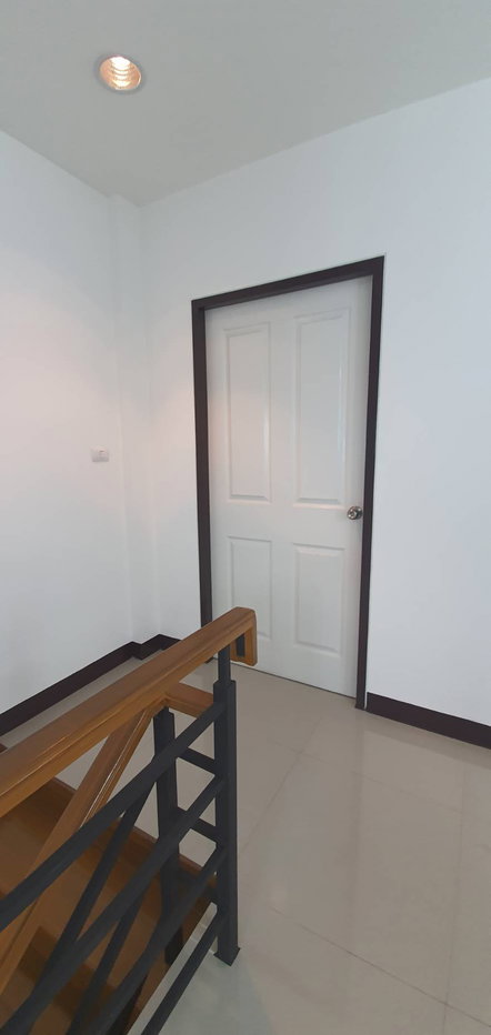 picture Commercial building for sale (1 unit, corner unit) located on Hathairat Road; 17 square wah, includes parking. - 10/18
