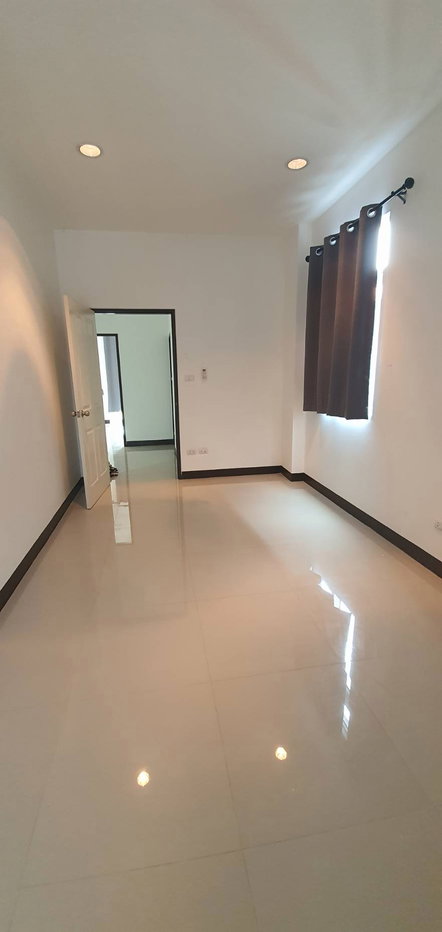 picture Commercial building for sale (1 unit, corner unit) located on Hathairat Road; 17 square wah, includes parking. - 11/18