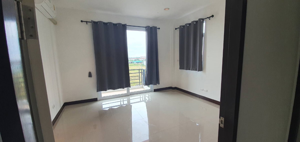 picture Commercial building for sale (1 unit, corner unit) located on Hathairat Road; 17 square wah, includes parking. - 15/18