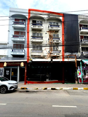 Shophouses for sale Boromarajonani College Of Nursing Noppharat Wachi : Commercial building for sale in Soi Ramintra 109.