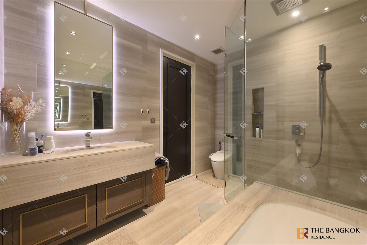 picture The Diplomat 39 near BTS Phrom Phong Move-in Ready, Just Bring Your Stuff - 6/10