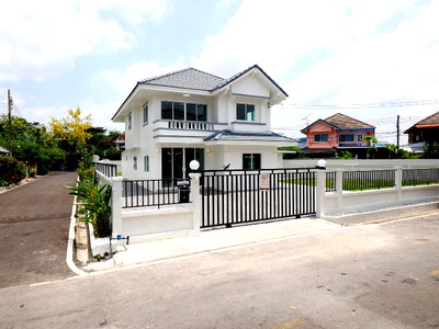 บ้านเดี่ยว พอร์โต้ ชิโน่ : ขายราคาพิเศษ บ้านเดี่ยว 2 ชั้น ม.เบญจทรัพย์นคร ขนาด 126.1 ตร.ว  6 นอน 2 น้ำ บ้านหลังใหญ่ เนื้อที่กว้าง ทำเลดีมาก เข้าอยู่ได้ทันที [เอกชัย-พระราม2]
