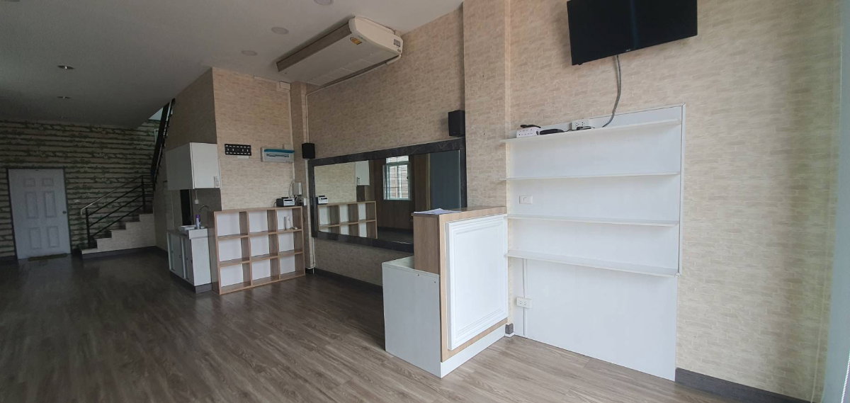 picture Commercial building for sale (1 unit, corner unit) located on Hathairat Road; 17 square wah, includes parking. - 3/18
