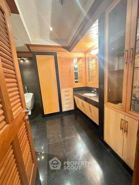 picture 2-BR Condo at Baan Na Varang Condominium near BTS Chit Lom (ID 2918130) - 5/8