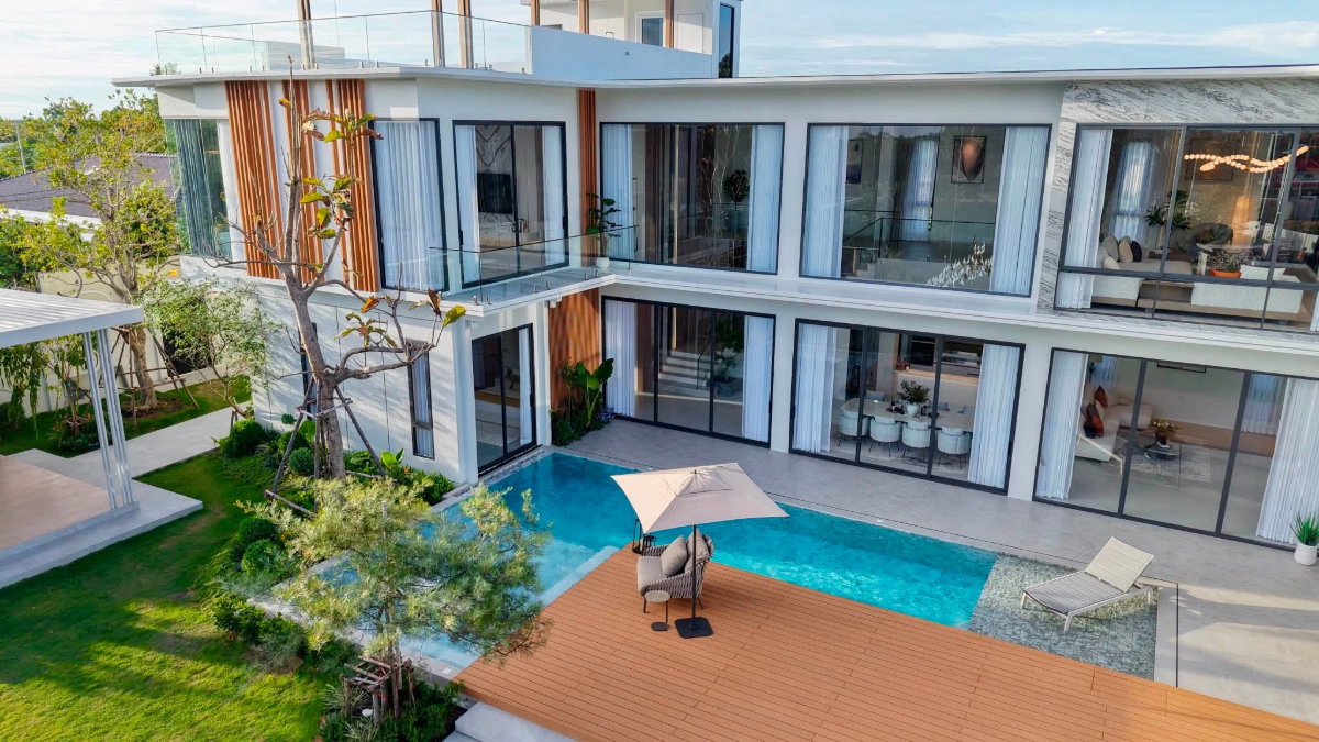 รูป ขายพูลวิลล่าหรูใหม่ใจกลางพัทยา 4 ห้องนอน 5 ห้องน้ำ พื้นที่ใช้สอย 250 ตร.ม. สระส่วนตัว - รูปที่ 1/48