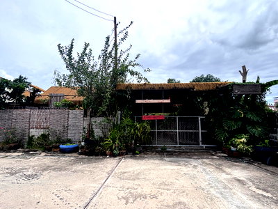Land for sale Ban Bueng District Office  : Land for sale, 83 sq. wah, 15 x 22 meters. Located Klaeng-Ban Bueng Road, Ban Bueng District, Chonburi Province. Close to Makro, Lotus's, and Big C.