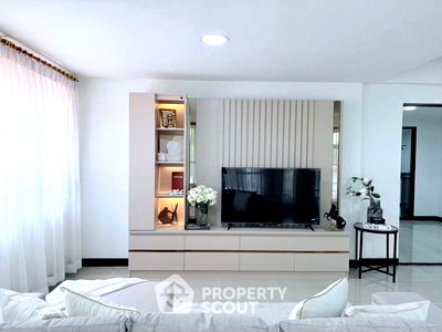Houses for rent Bangkok : 6-BR House near MRT Huai Khwang (ID 3308254)