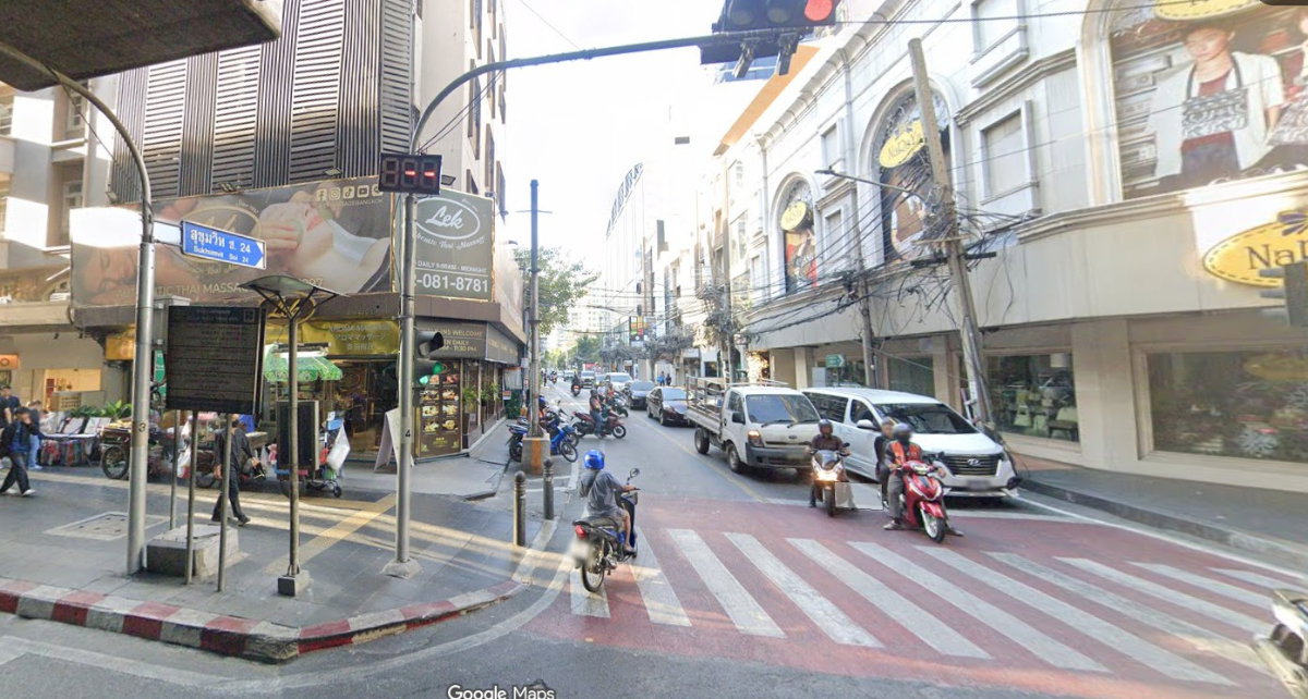 ขายที่ดินพร้อมสิ่งปลูกสร้าง สุขุมวิท 24 ใกล้รถไฟฟ้า 500 เมตร เหมาะสร้างบ้าน โรงแรม อพาทเม้นท์  สนใจติดต่อ 082-852-6363