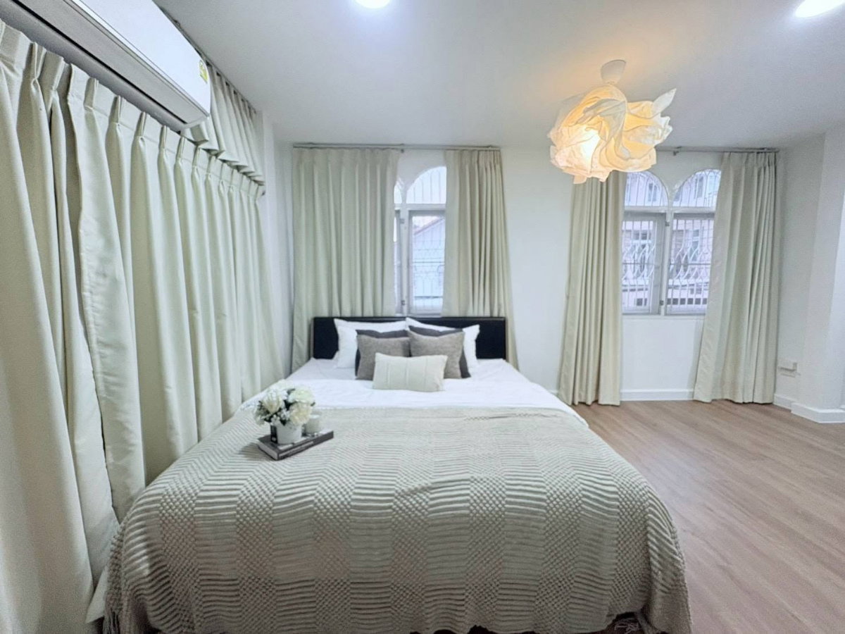 รูป ให้เช่า บ้านเดี่ยว ใจกลางรัชดา–ห้วยขวาง | 6 ห้องนอน 4 ห้องน้ำ | Pet Friendly | รับต่างชาติ | ใกล้โรงเรียนนานาชาติ - รูปที่ 15/24