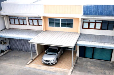 Townhouses for rent Raffles International College : 			MRT SriEiam Yellow Line 1.53km. BangNa-Trat Rd Km 5 this 2-story commercial building offers BangNa K          