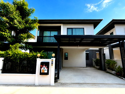 Twin houses for sale Chonburi : FOR SALE | 2-Storey Semi-Detached House at Britania Amata–Phanthong Beautiful, Move-in Ready Home Near Amata City Chonburi