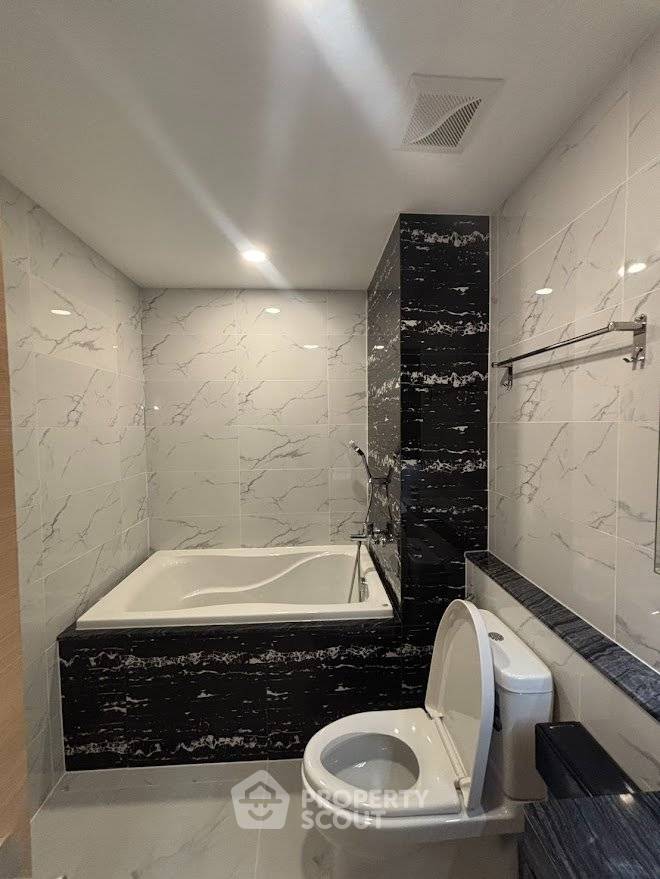 picture 2-BR Condo at Duplex close to Phratamnak (ID 3308627) - 9/13