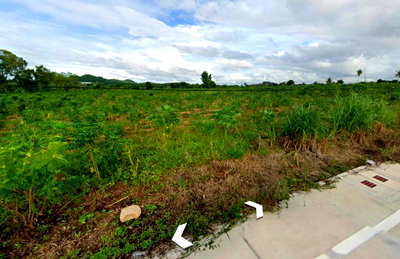 Land for sale Si Racha Chonburi : Large, prime land plot for sale in Si Racha, Chonburi ideal for long-term investment.