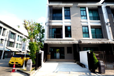ทาวน์โฮม ม.รามคำแหง : ขาย ทาวน์โฮม 3 ชั้น บ้านกลางเมือง พระราม9-รามคำแหง ติดสวนสาธารณะ หลังมุม