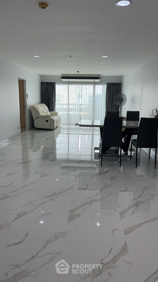 picture 29th-Floor 3-BR At Modern Home Tower Near MRT Wat Mangkon (ID 3307293) - 1/11