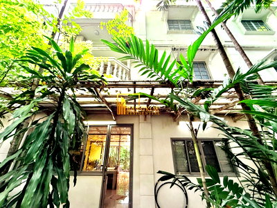 คอนโดให้เช่า : Prompak Gardens | Charming 3 Bed Townhouse in Thonglor - BR49088TH