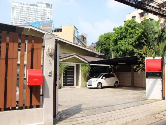 ให้เช่าบ้านเดี่ยว / โฮมออฟฟิศ 2 ชั้น ซอยลาดพร้าว เข้าซอย 20 เมตร ติด MRTลาดพร้าว 20 เมตร เดินได้ ออกจาก MRT ถึงเลย / จอดรถ 8-10 คัน / จดบริษัทได้