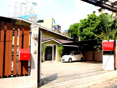 เช่าโฮมออฟฟิศ MRT ลาดพร้าว : ให้เช่าบ้านเดี่ยว / โฮมออฟฟิศ 2 ชั้น ซอยลาดพร้าว เข้าซอย 20 เมตร ติด MRTลาดพร้าว 20 เมตร เดินได้ ออกจาก MRT ถึงเลย / จอดรถ 8-10 คัน / จดบริษัทได้
