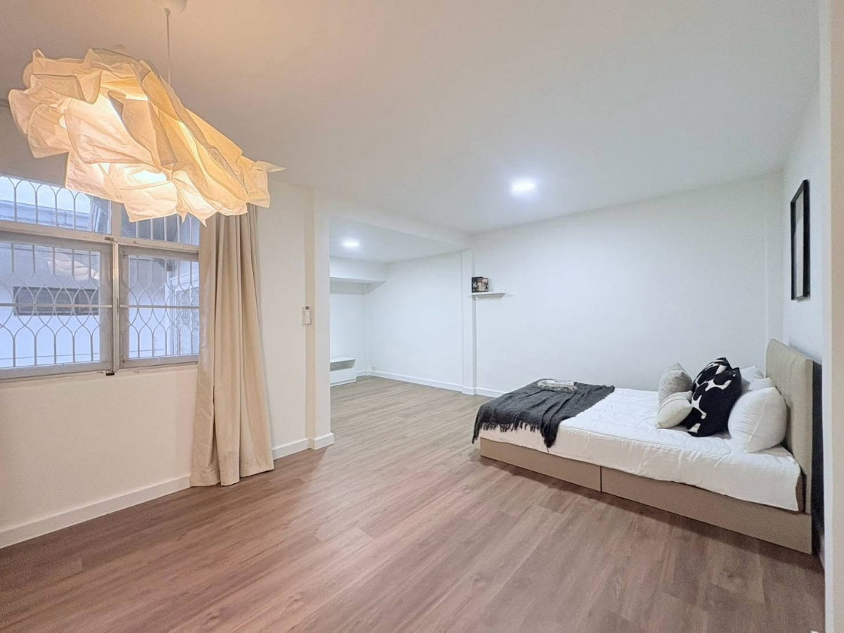 รูป ให้เช่า บ้านเดี่ยว ใจกลางรัชดา–ห้วยขวาง | 6 ห้องนอน 4 ห้องน้ำ | Pet Friendly | รับต่างชาติ | ใกล้โรงเรียนนานาชาติ - รูปที่ 12/24