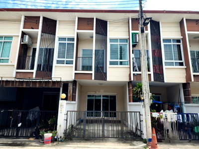 Townhouses for sale Ammata Nakhon Industrial Estate : TOWN HOUSE 16.4 Sq.w. Muang Chon Buri Chonburi for 1.7M