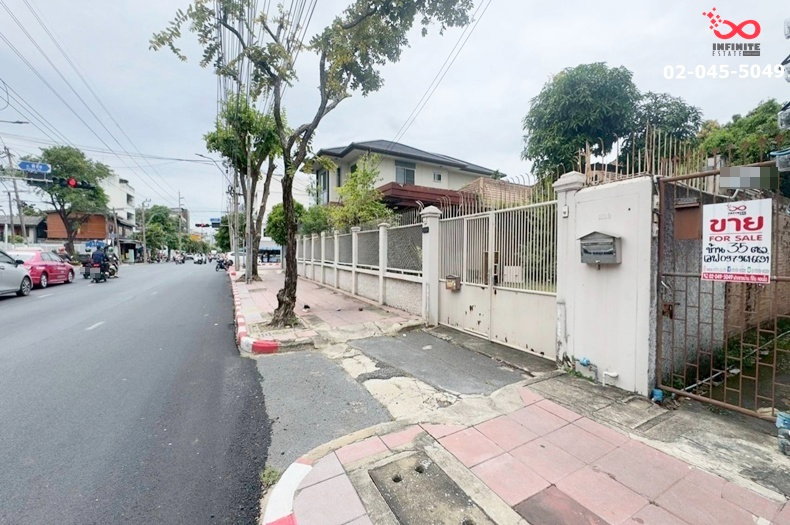ขายที่ดินพร้อมบ้าน 35 ตร.ว. ถนนนครไชยศรี ใกล้แยกพิชัย เขตดุสิต